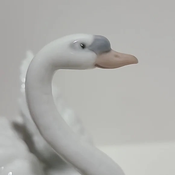 LLADRO Vintage Porcelain White Swan Handmade in Spain - Picture 6 of 8